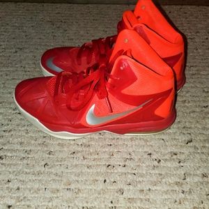 Woman's basketball shoes